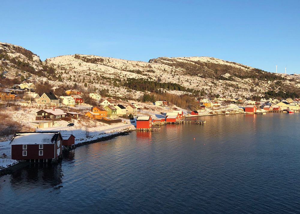 Bilde av en liten bygd med spredt bebyggelse ved fjorden