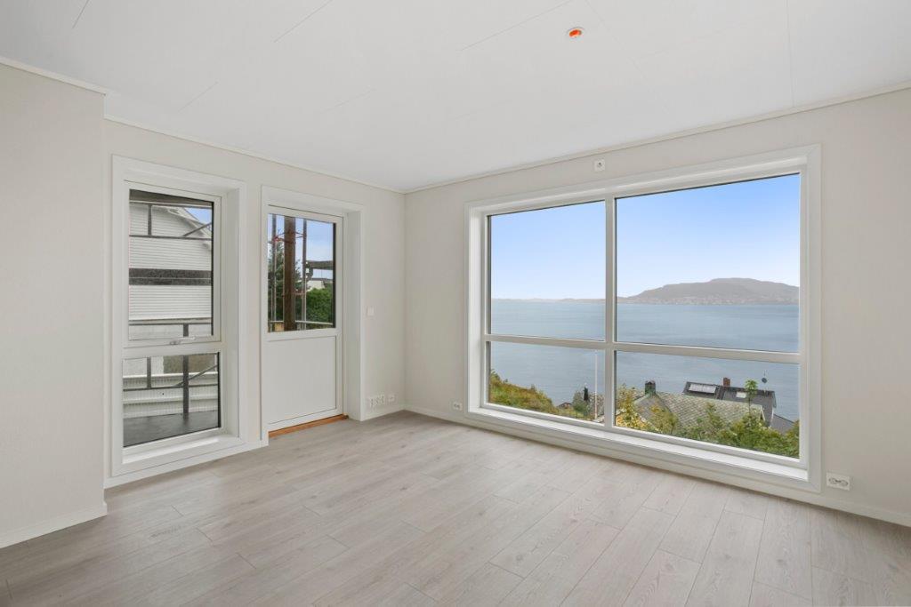 Soverom i første etasje. Romsleg rom med mykje lys. Foto.