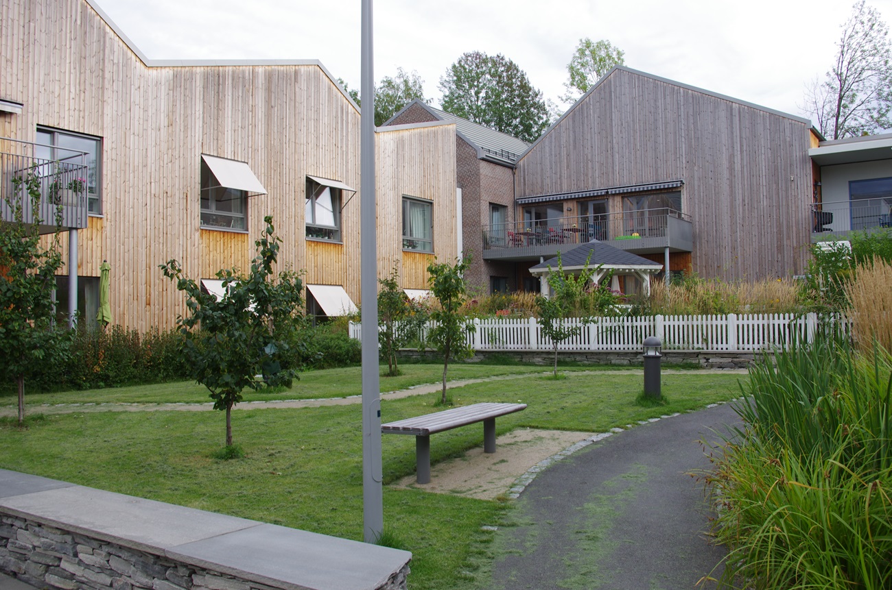 Hagen  med boligene i bakgrunn 1