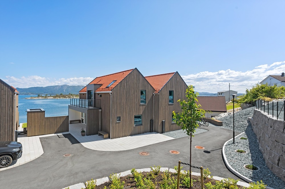 Pent opparbeidde uteområde mellom husa i Dalaneset. Foto.