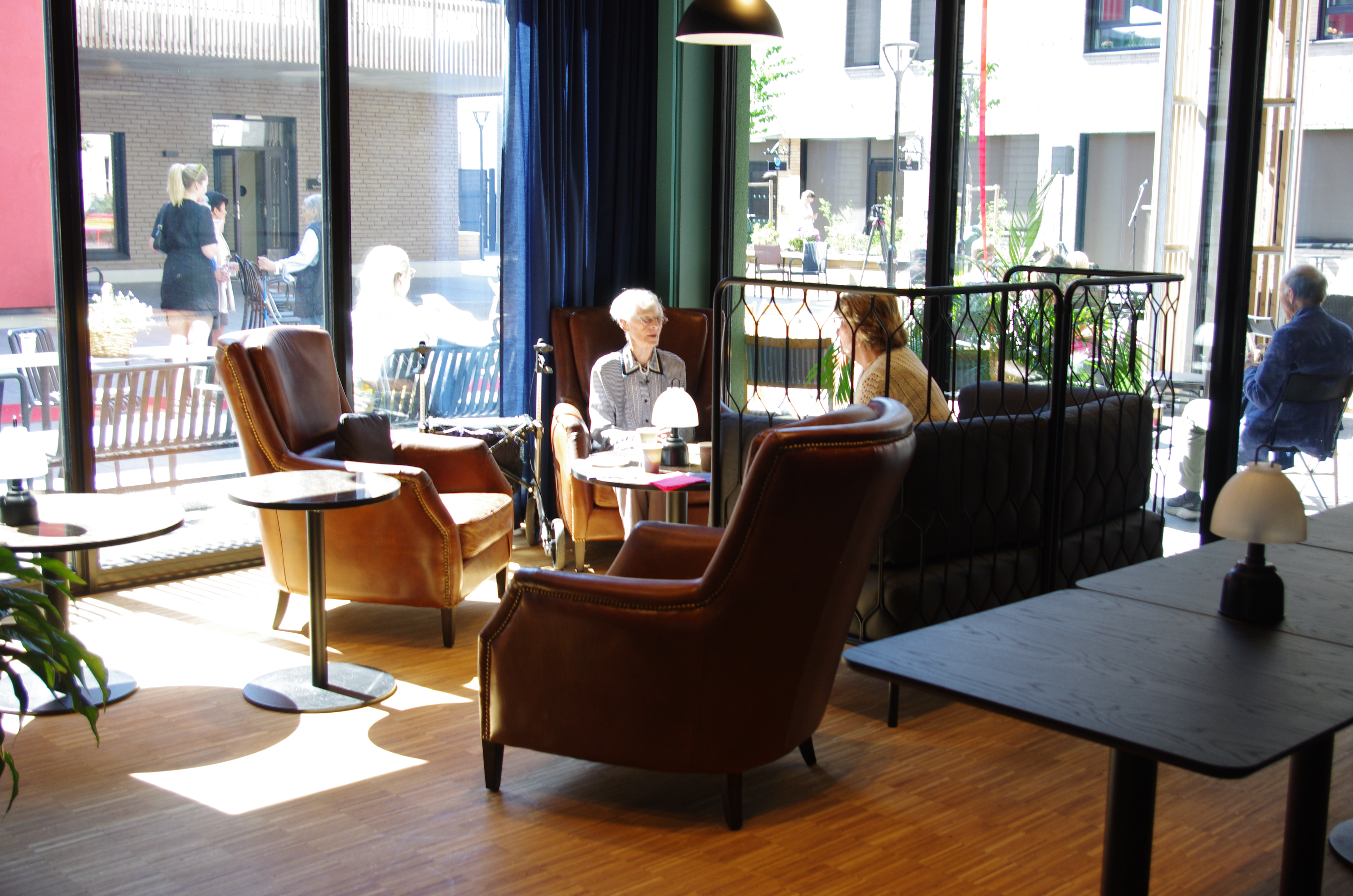 Kafe og restaurant med vindu til felles uterom. foto.