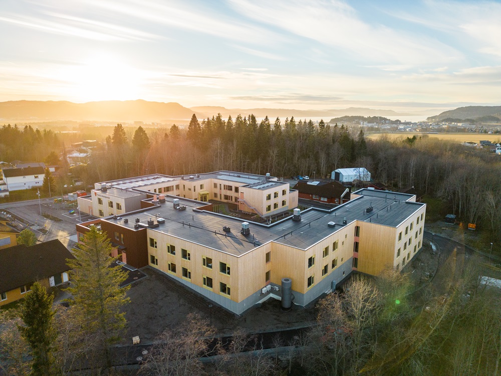 Oversiktbilde av omsorgsentereret.  Byggene som utgjør omsorgssenteret, ligger i en firkant rundt et tun. Foto.