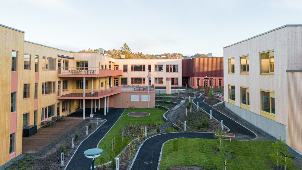 De sosiale arealene vender inn mot sansehagen, som har vandreruter med bærbusker, frukttrær og blomsterbed. Foto.