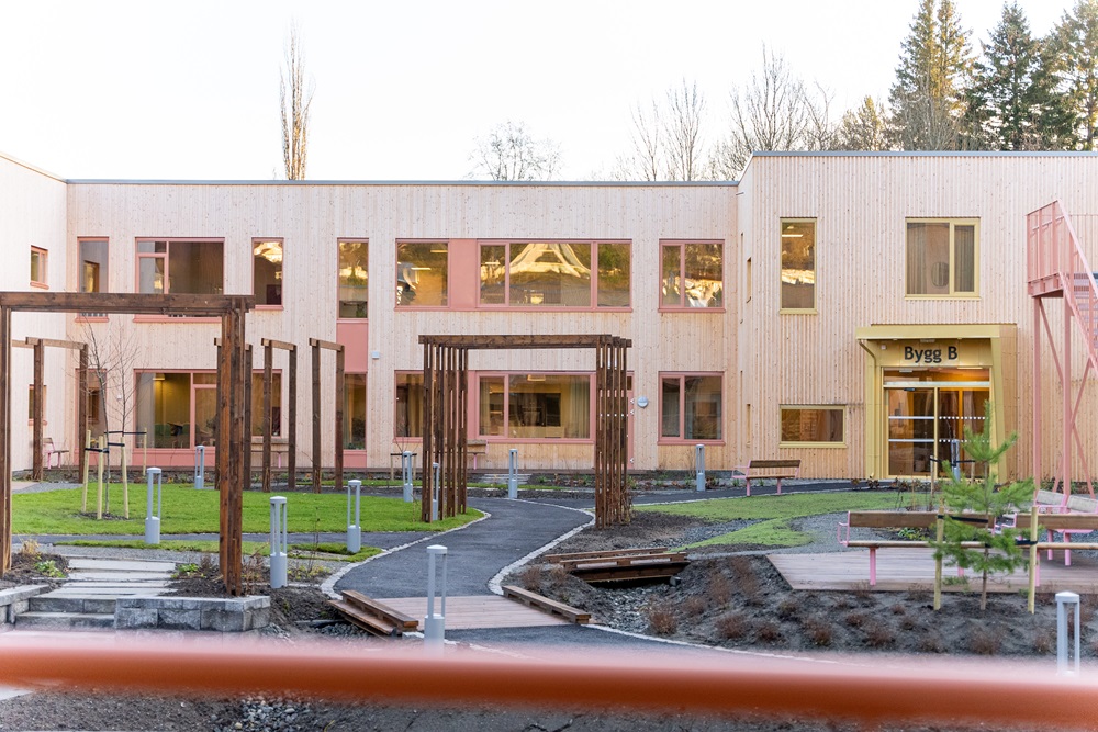 Byggene ligger rundt et tun, med med vandrerruter i trygge og godt opparbeidet utearealer . Foto.