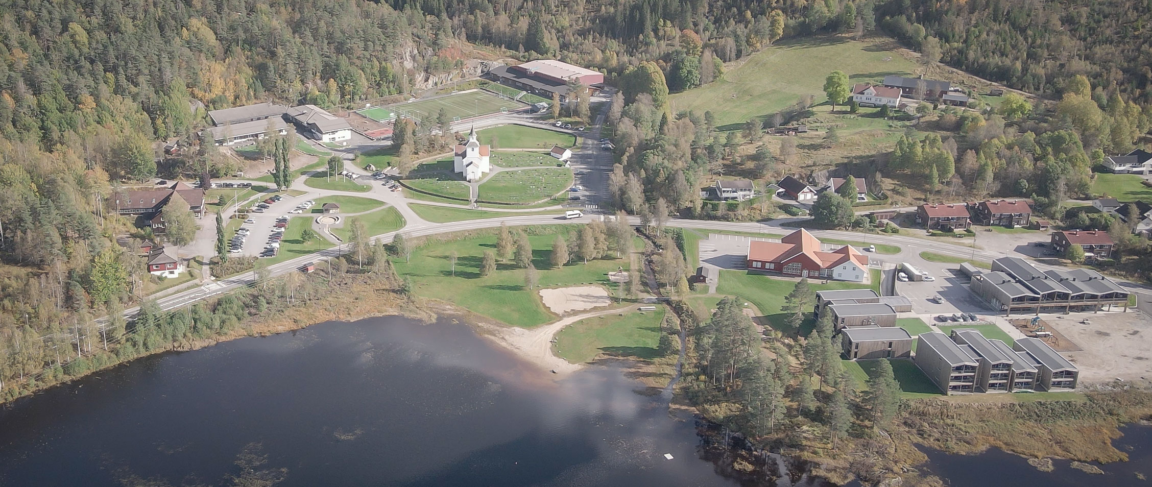 Birketveit sentrum sett fra lufta. Dronefoto.