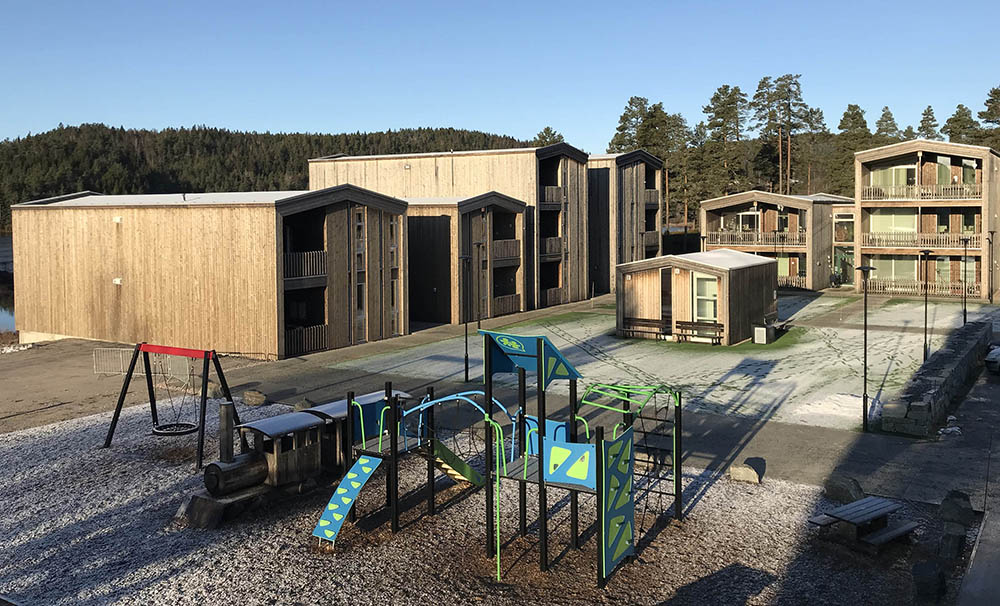 Uteområde med lekeplass ved boligene på Åkletunet. Foto.