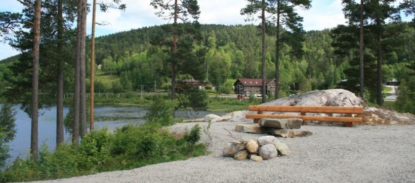 Møteplass med benker ved vannet. Foto.