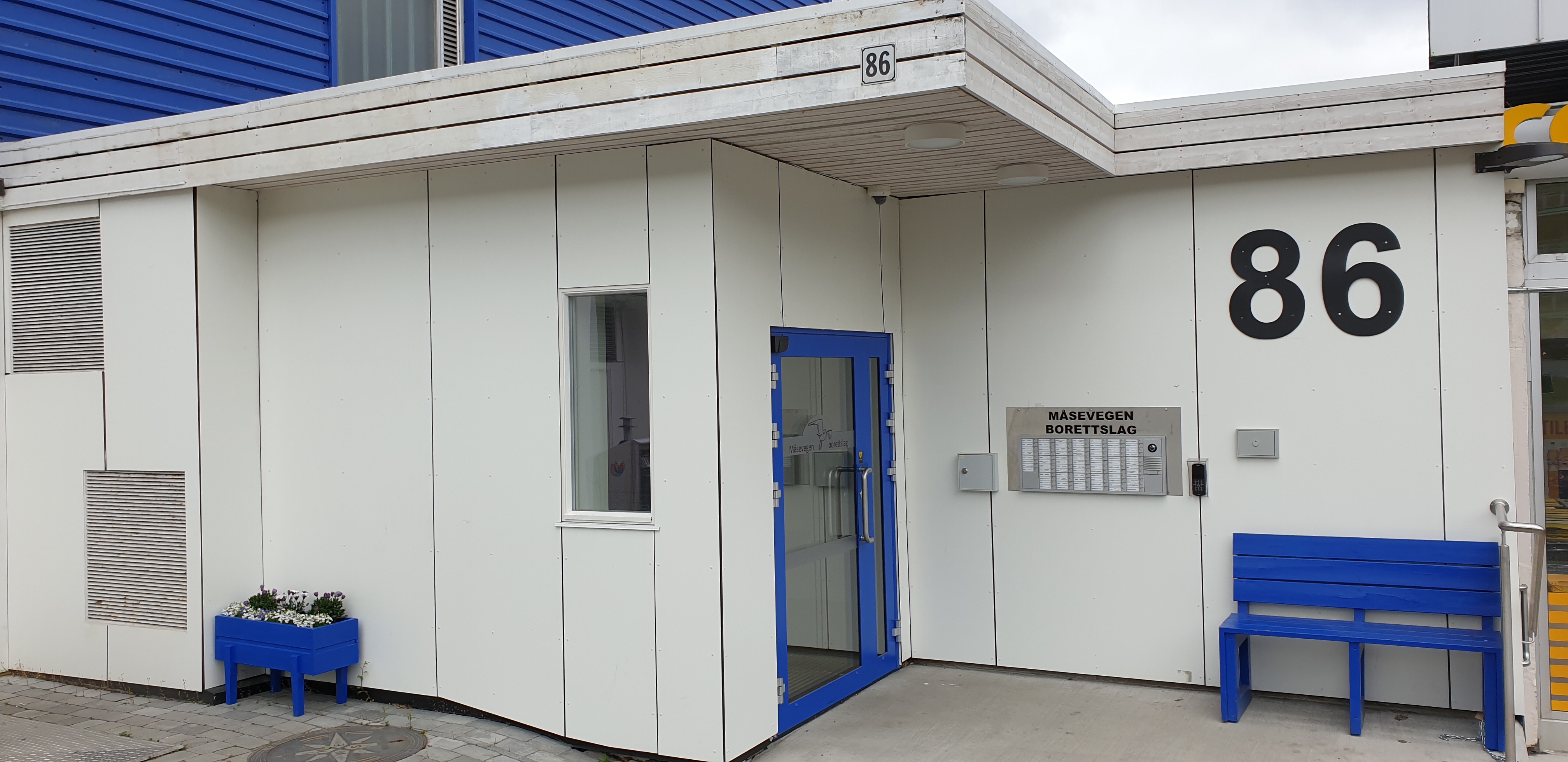 Trinnfri inngangsparti, synlig og tilgjengelig for rullestolbrukere .Foto.