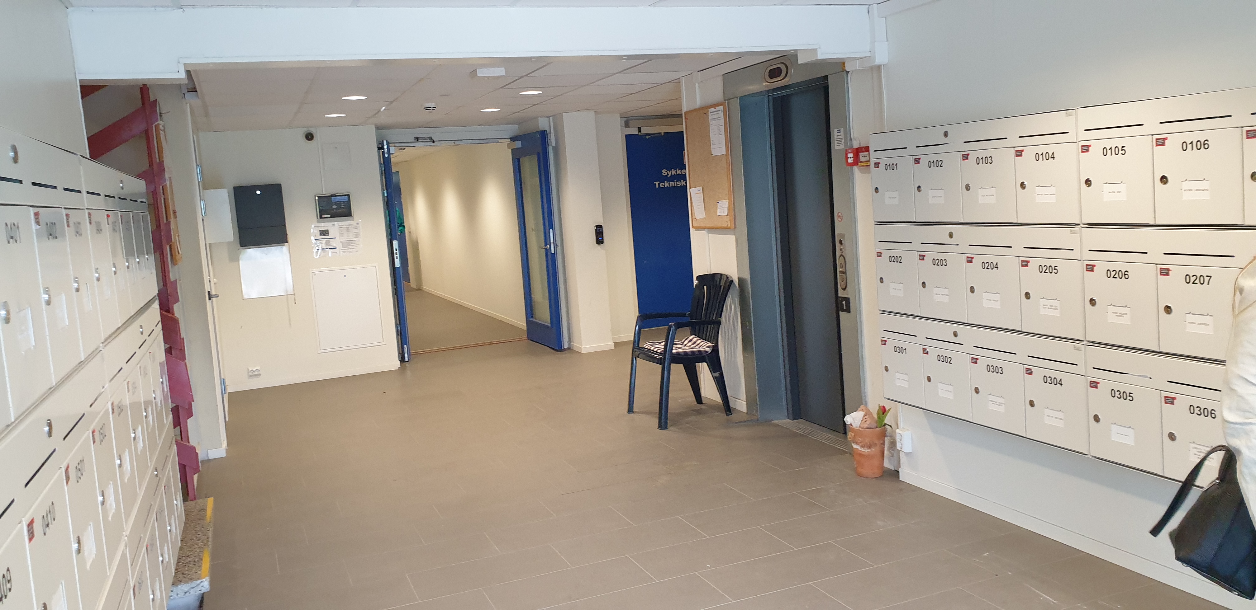 Nye postkasser som er tilpasset rullestolbrukere. Foto.