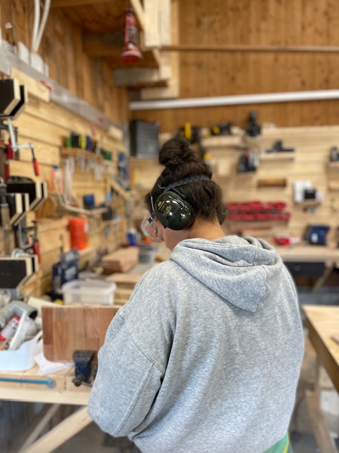 Ung dame arbeider i verkstedet. Foto.