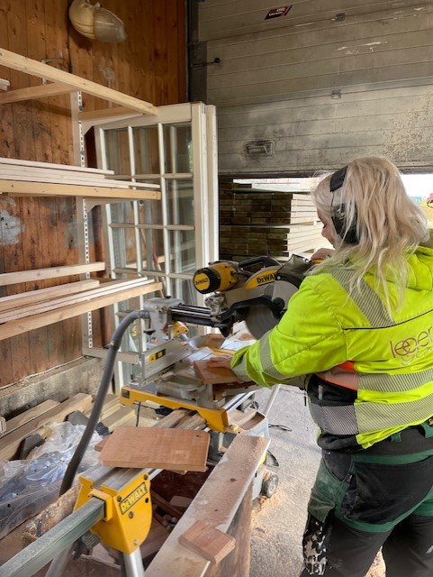 Ung dame bruker gjæresag i verkstedet. Foto. 