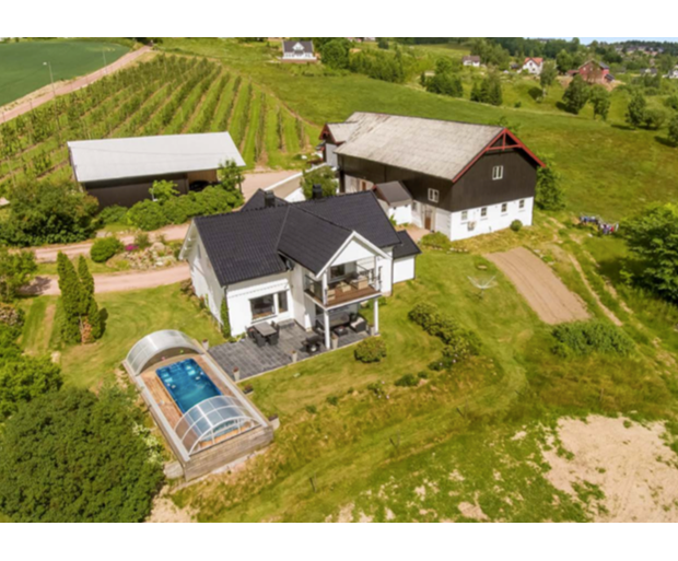 Nedre Eik gård med hovedhus, låve og åkrer. Flyfoto.