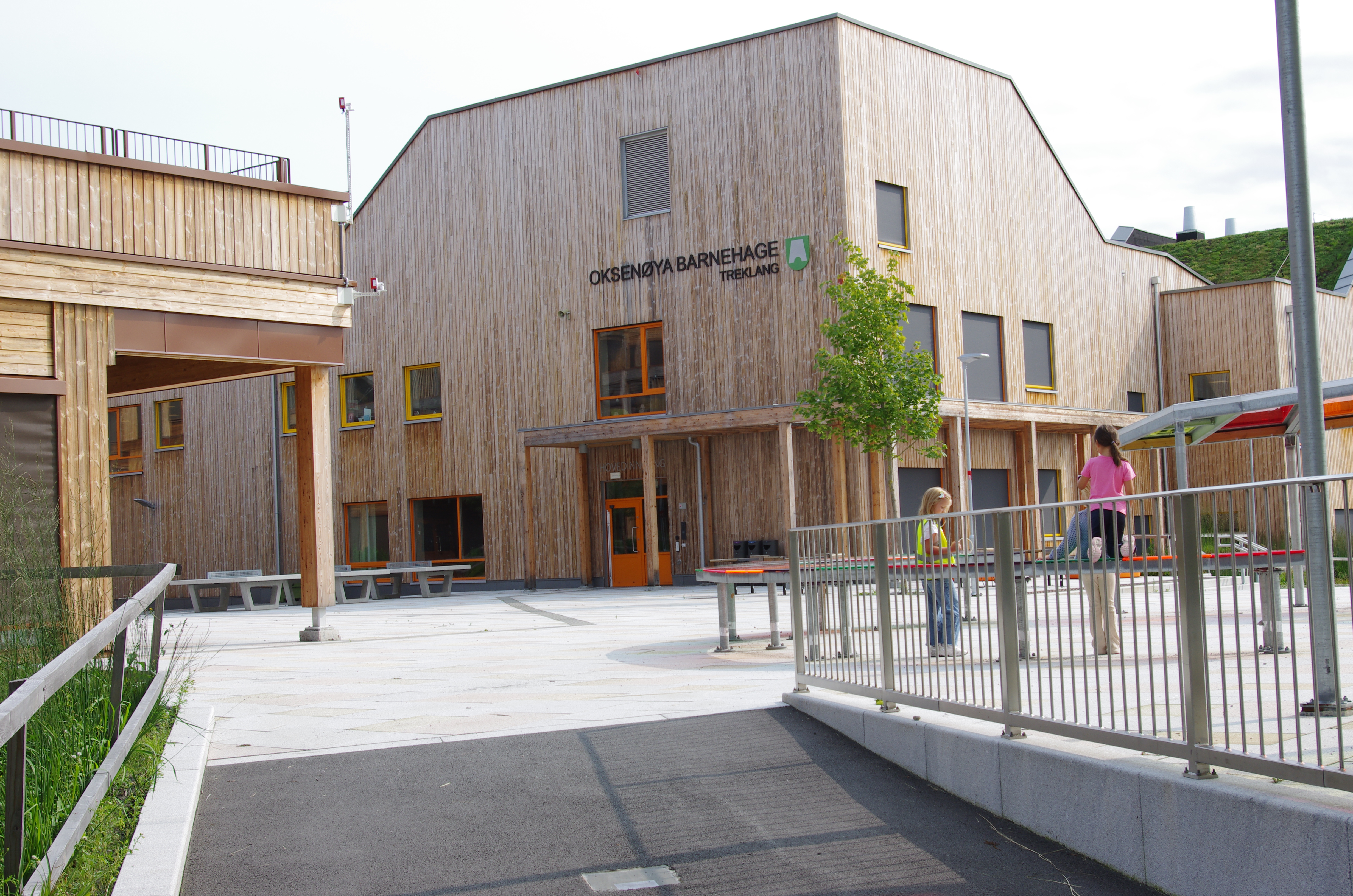 Barnehagebygget er nabo. Foto.
