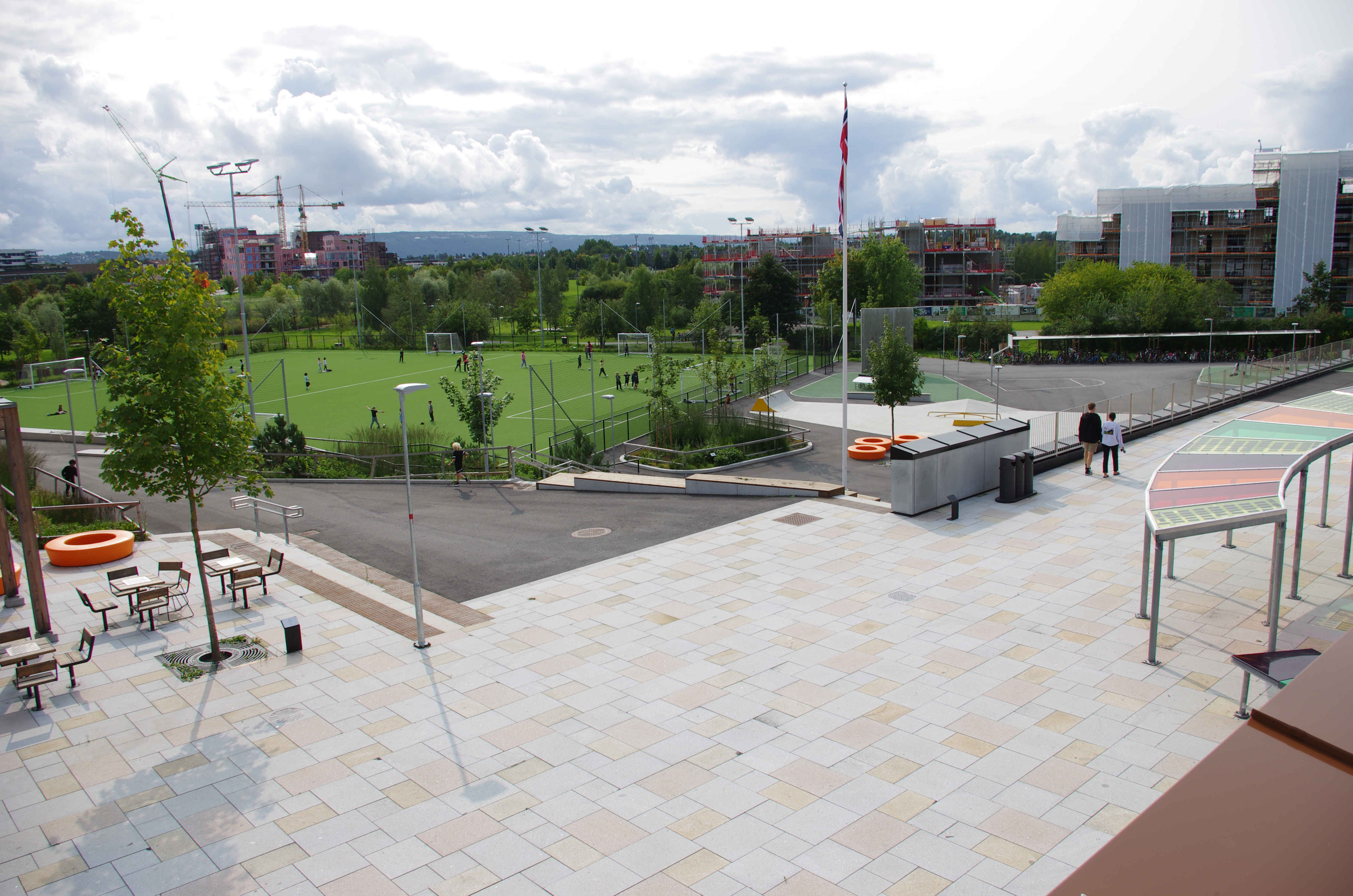 Utsikt til idrettsanlegg og friområde. Foto.