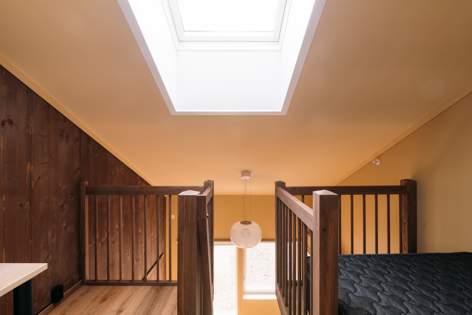 Hems med lys fra takvinduet. Foto.