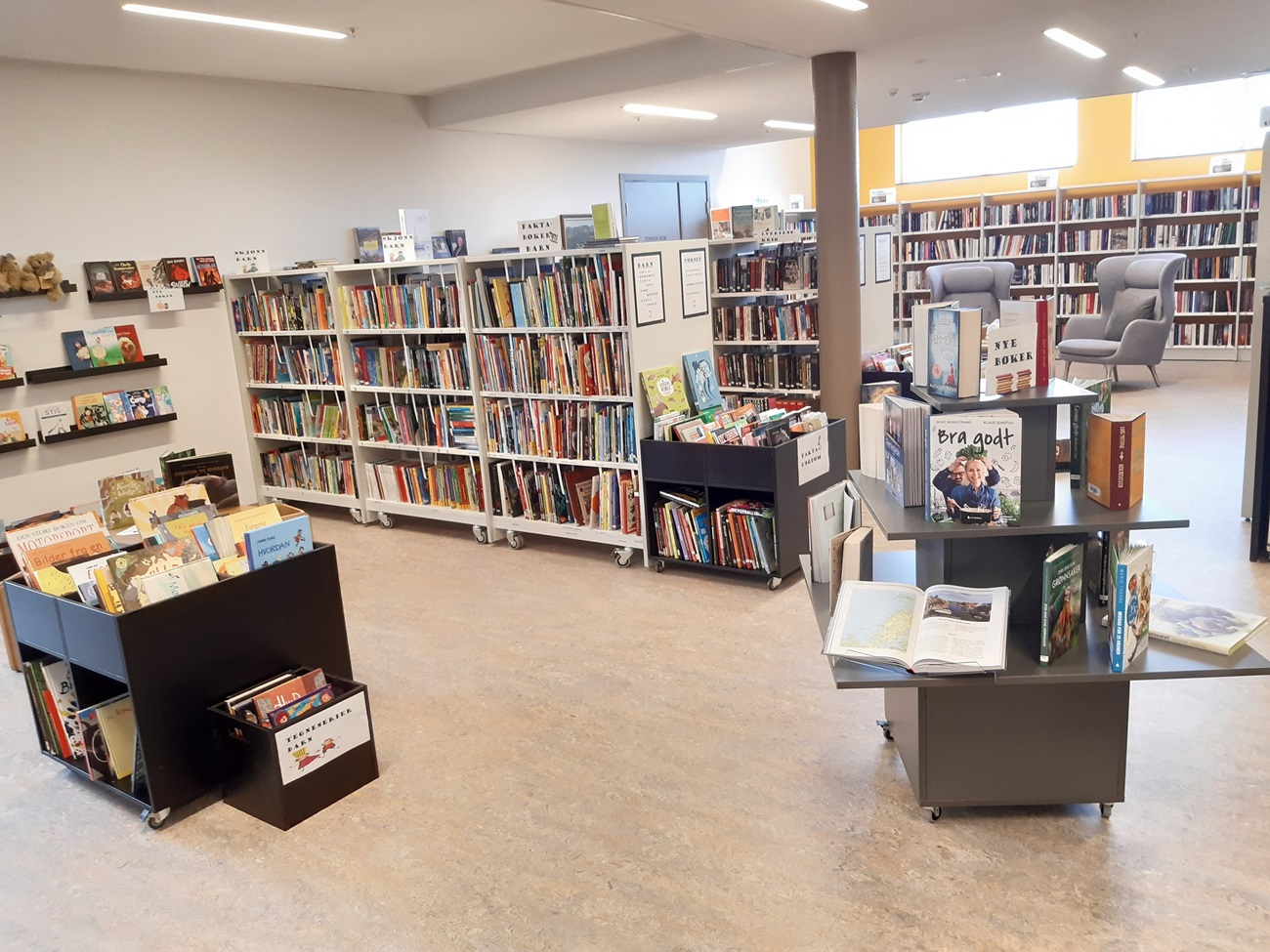 Biblioteket i andre etasje med god plass mellom reolene og lesestoler. Foto. 