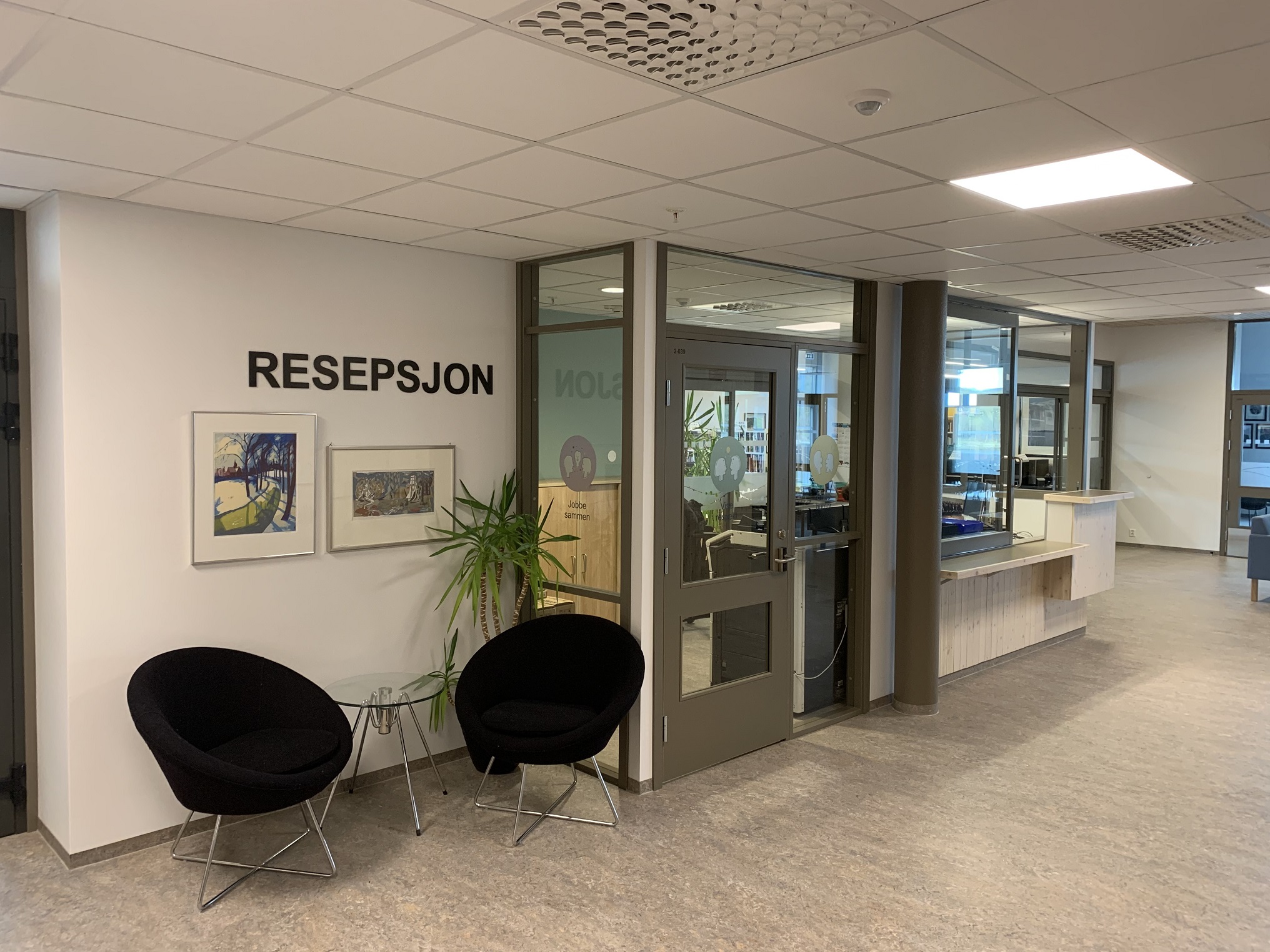 God plass og lyse farger i resepsjonen. Foto. 