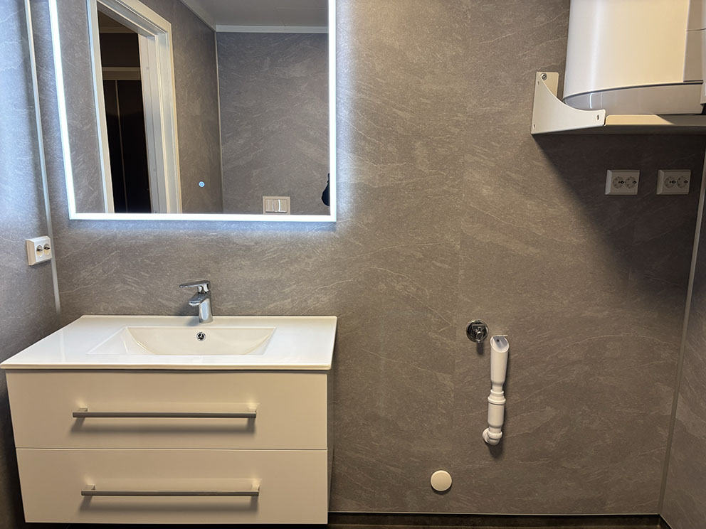 Badet i nye utleieleiligheter i det gamle bankbygget i Sokndal. Foto.