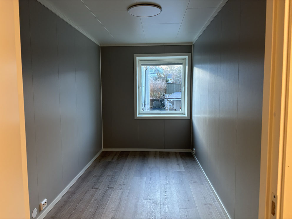 Soverom i ye utleieleiligheter i det gamle bankbygget i Sokndal. Foto.