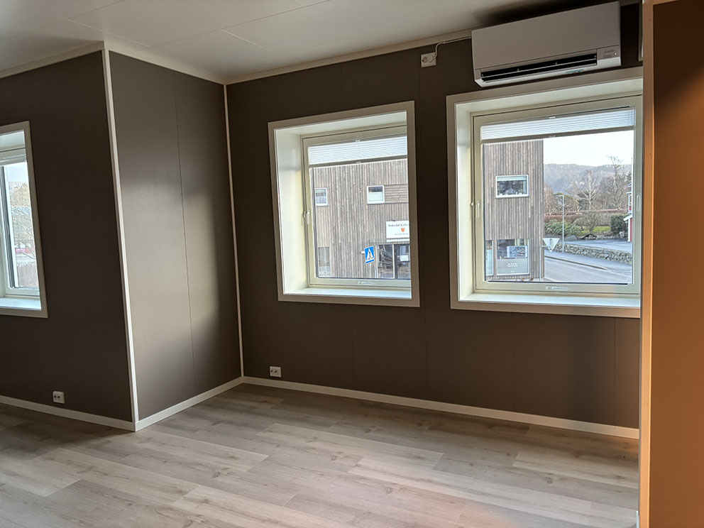 Stue i nye utleieleiligheter i det gamle bankbygget i Sokndal. Foto.