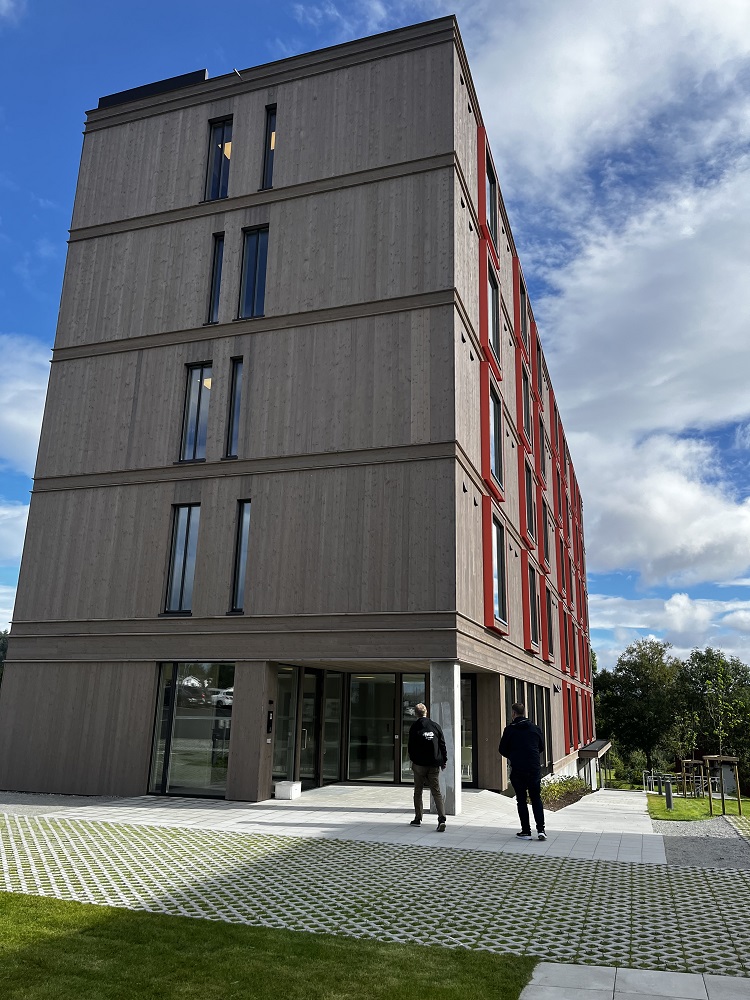 Bakkefoto eitt av bygga med fem etasjar. Foto.