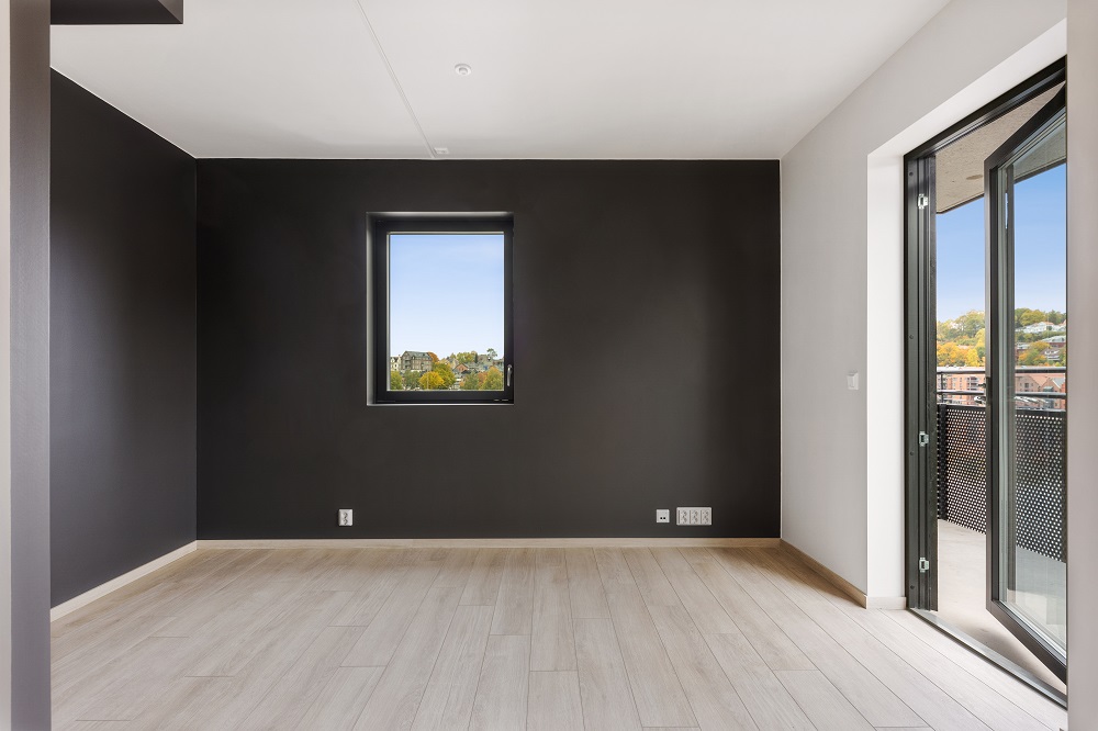 Tomt soverom med utgang balkong. Foto. 