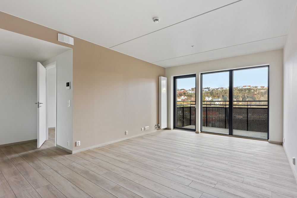 Tom leilighet med stue inngang soverom og utgang balkong. Foto. 