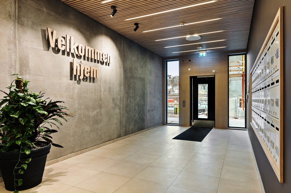 Inngang med velkommenskilt. Foto. 