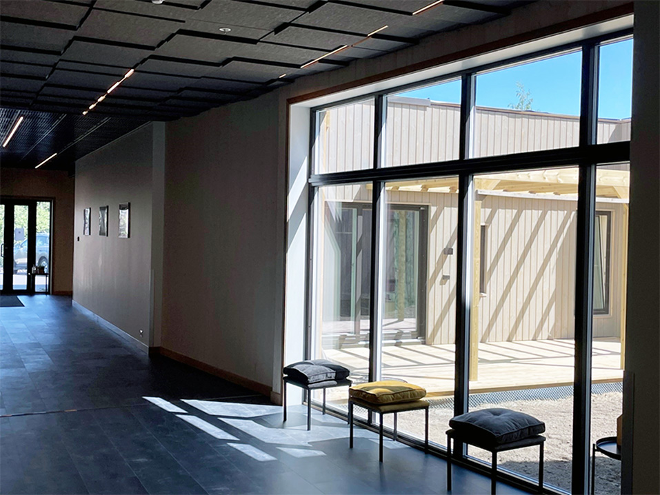 Innendørs "gate" med innganger til boenhetene. Foto.