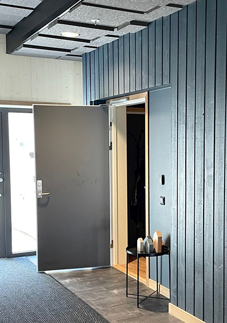 Inngangsparti til leilighet innendørs. Foto.