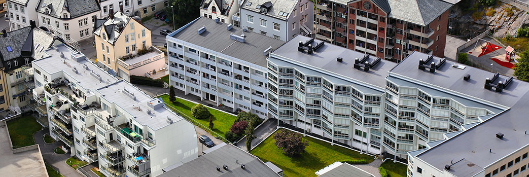 Boligblokker i en by sett ovenfra. foto