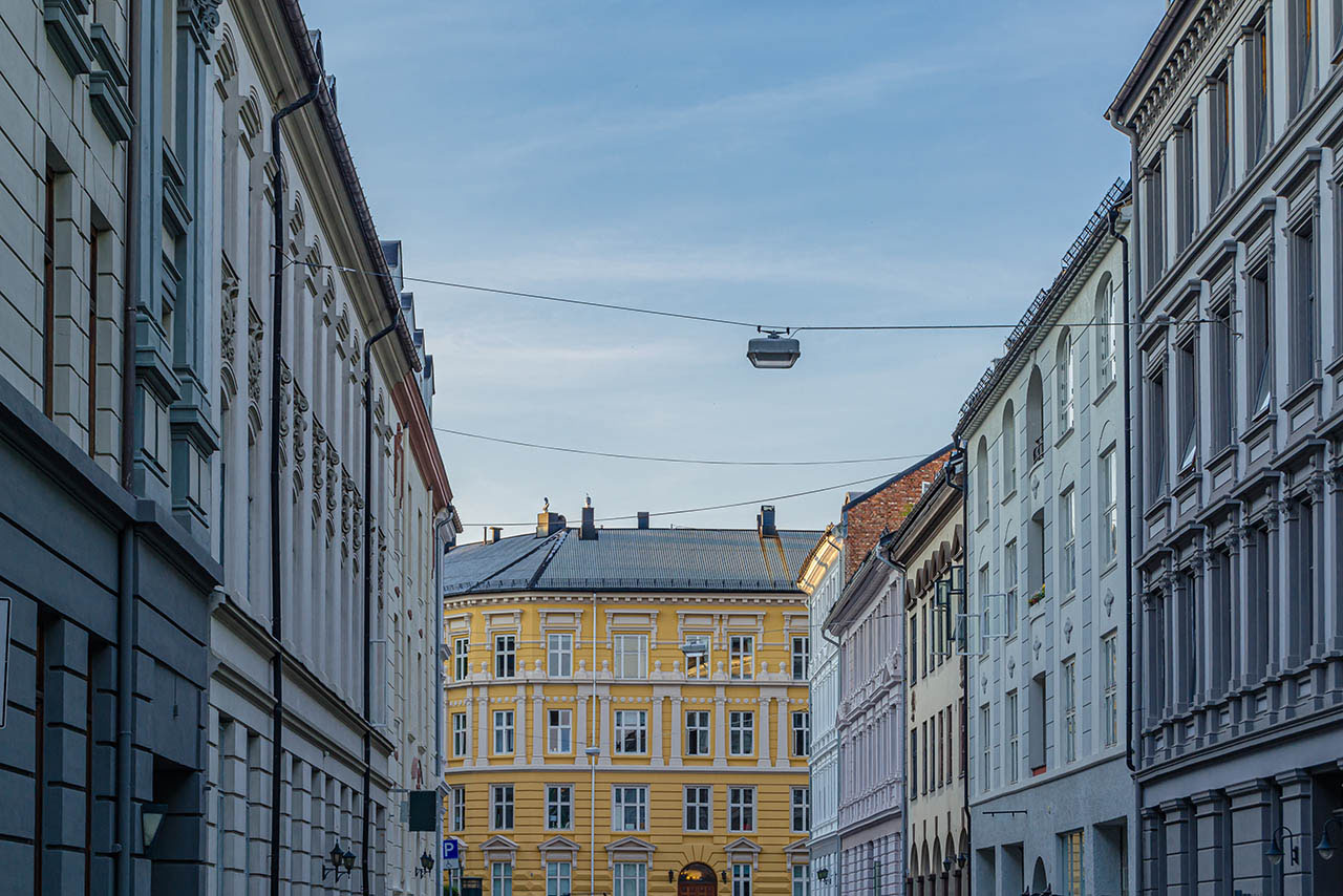 Fasade med eldre bygårder i mur i storby. Foto