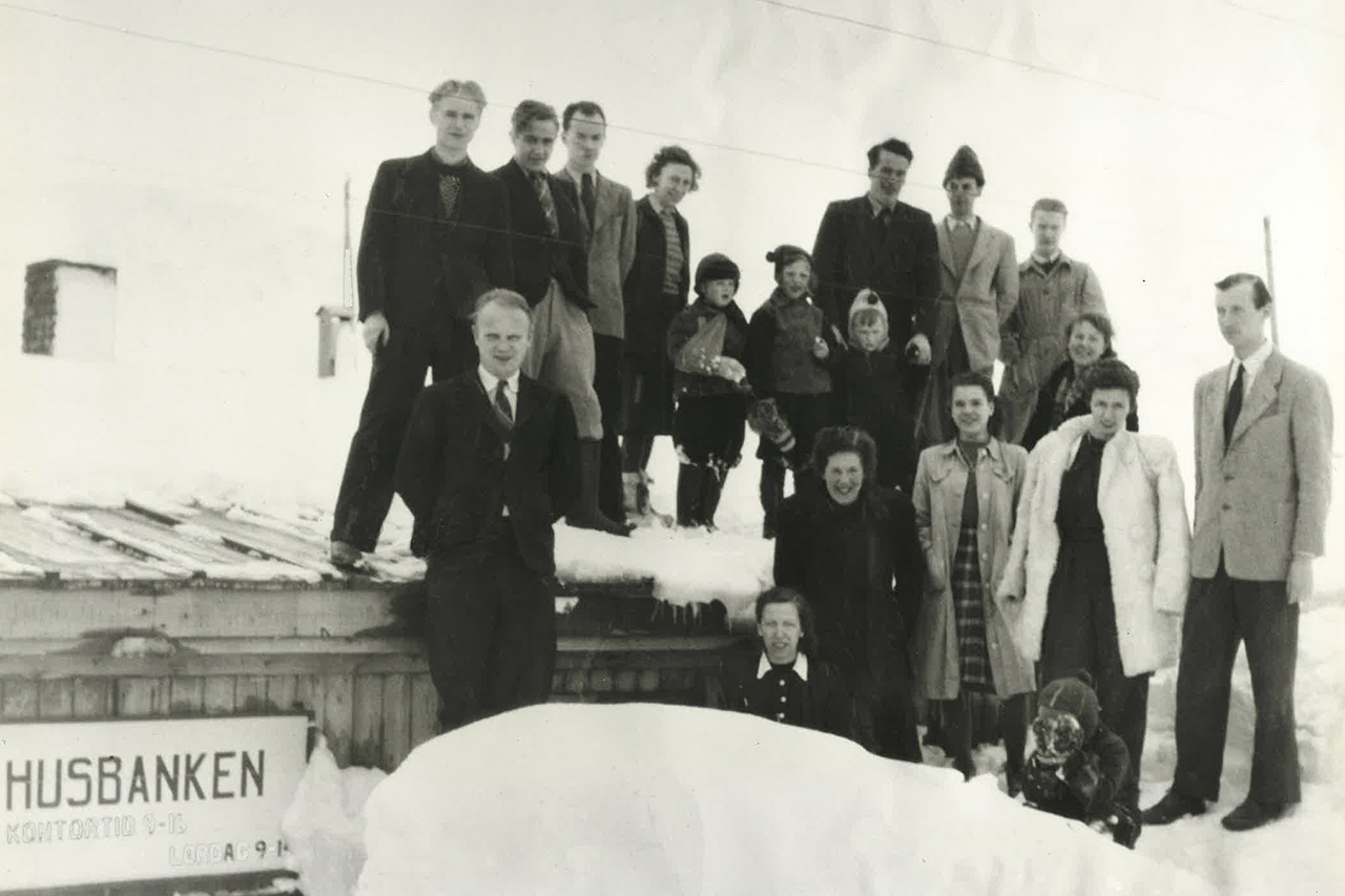 Ansatte ved Husbankens kontor i Hammerfest i 1946 står utenfor kontorbygningen i snøen. Foto.