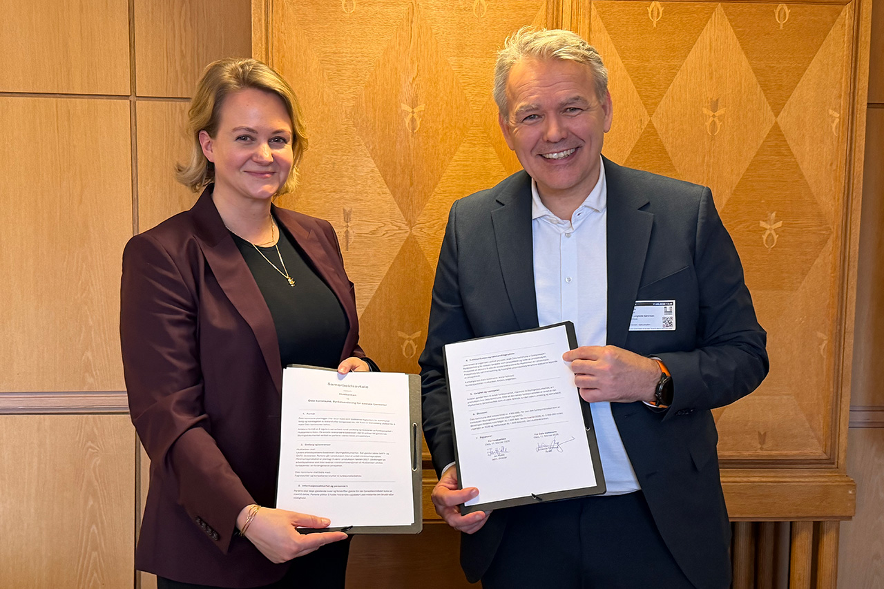 Byråd for sosiale tjenester i Oslo kommune Julianne Ferskaug (V) og husbankdirektør Jan Hjelle viser fram signert samarbeidsavtale.