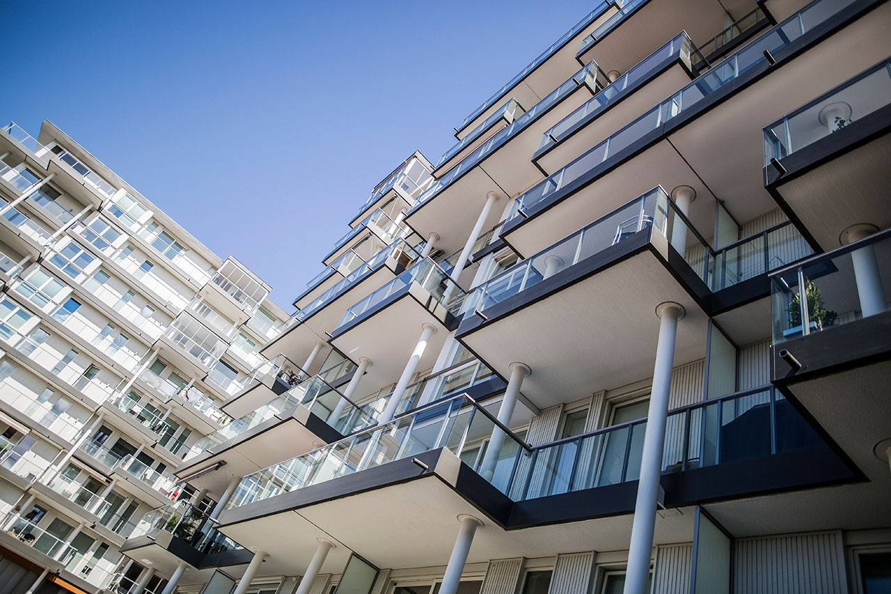 Moderne boligblokk med glassverandaer. Foto,