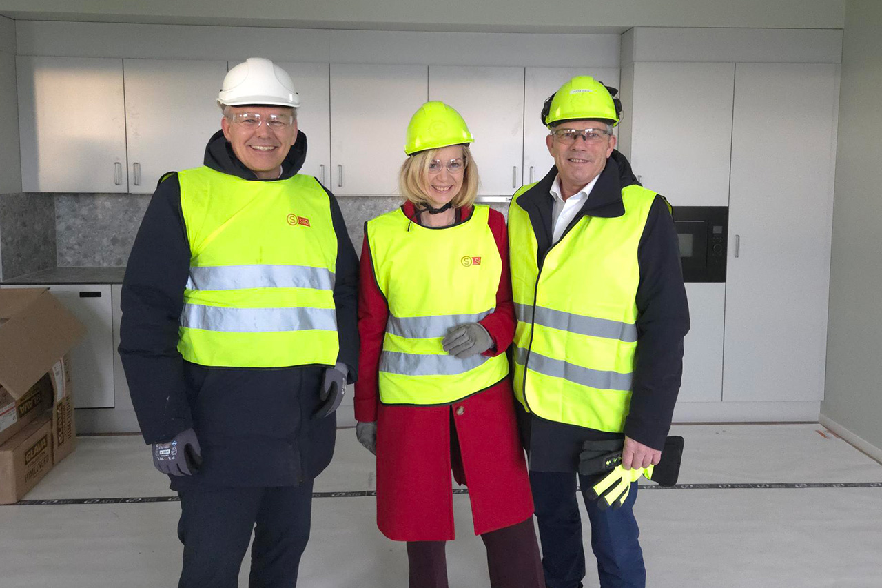 Minister for høyere utdanning, Sigrun Aasland, kommunalminister Bjørnar Skjæran (til høyre) og husbankdirektør Jan Hjelle. Foto.