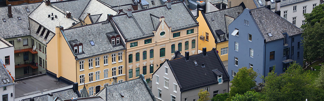 Bygårder med boliger i en storby. Foto.
