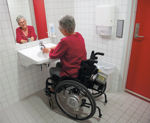 Foto av dyp, hvit servant. Speil over og vegghengt søppelkasse ved siden av.